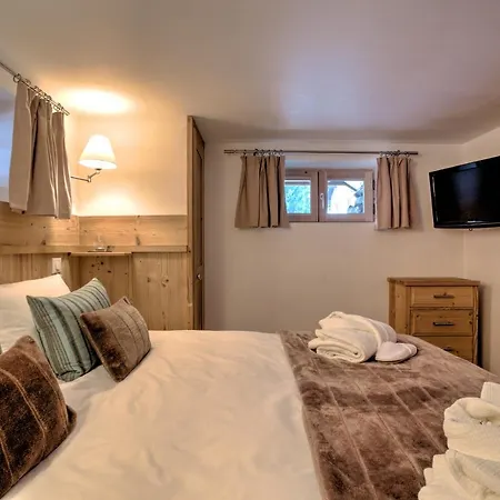 Cristalliers - 5 Bedroom Luxury In With Log Fire And Hot Tub 木屋 *